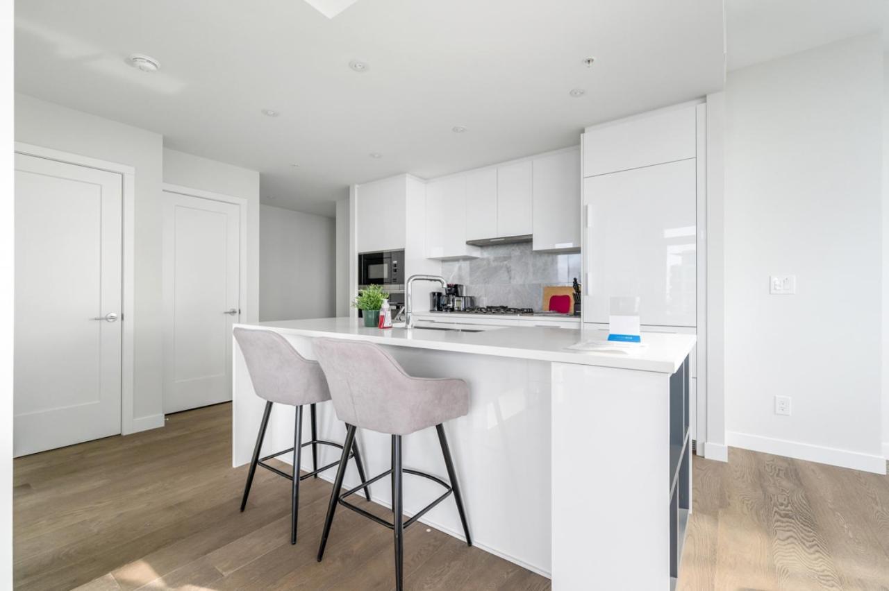 Urban Oasis: Stylish Apartment Retreat At Ubc Ванкувер Екстер'єр фото